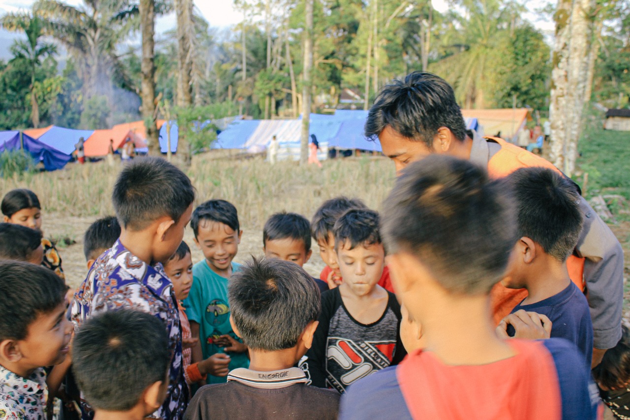 Tim Reaksi Cepat Pramuka UNP melakukan trauma preventing bagi anak-anak korban gempa Pasaman, Minggu (27/2/2022).