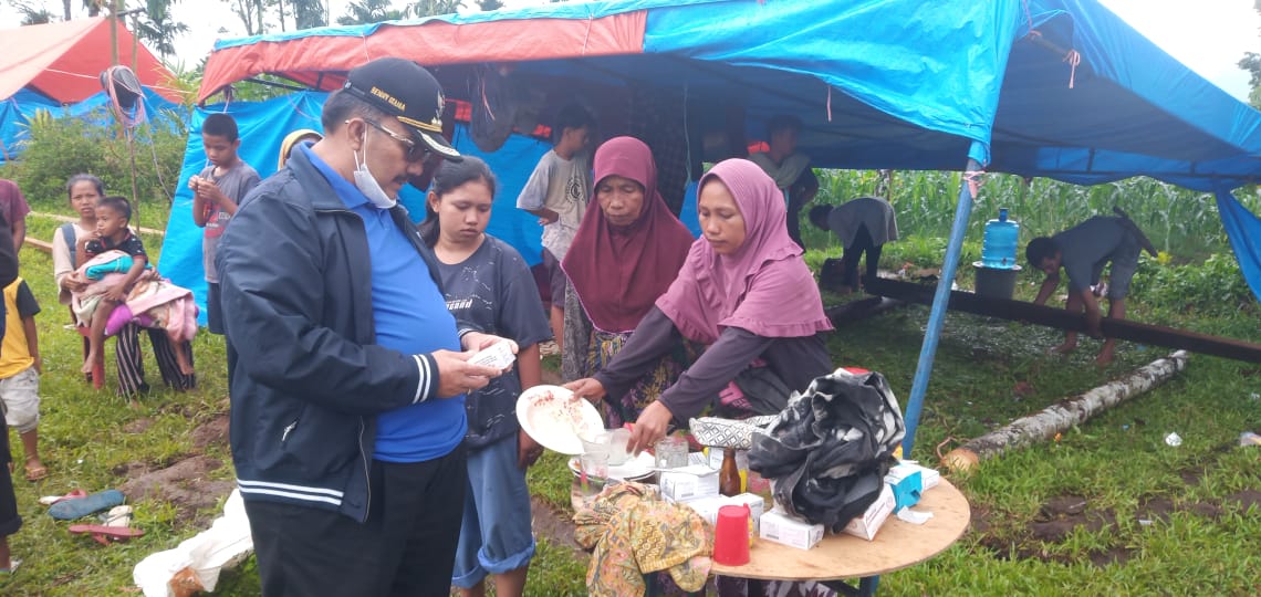 Bupati Pasaman, Benny Utama, meninjau distribusi bantuan korban gempa di Malampah, Minggu (27/2/2022).