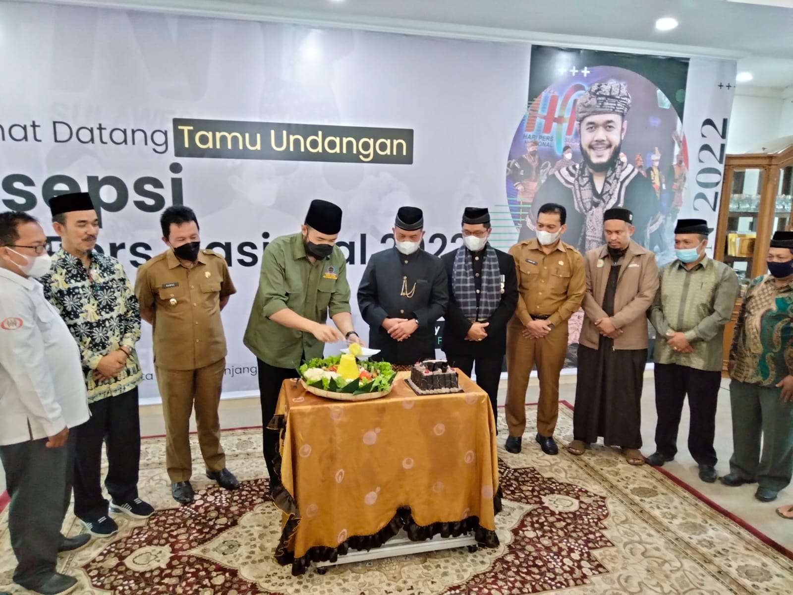 Wali Kota Padang Panjang Fadly Amran didampingi Wawako Asrul, memotong tumpeng tasyakuran HPN 2022, Selasa (1/3/2022) di pendopo rumah dinas Walikota.
