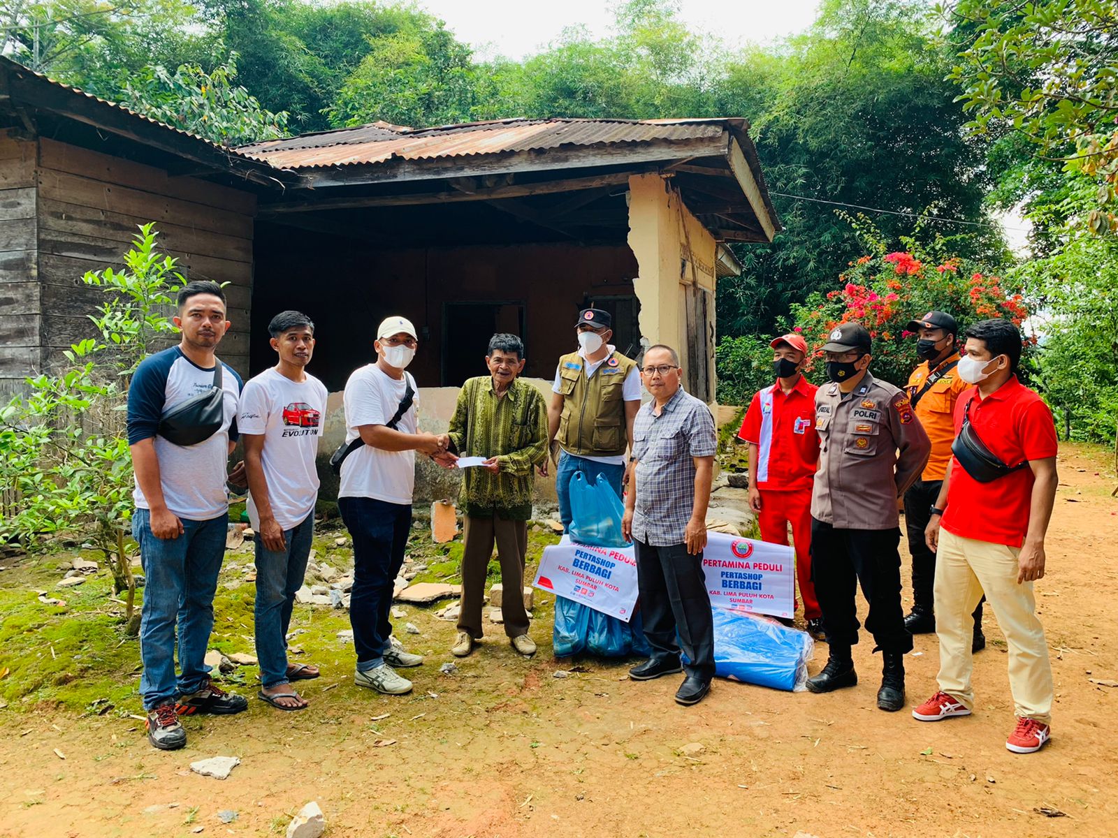 Tim Pertamina-Pertashop mengantarkan langung bantuan untuk warga terdampak gempa di kabupaten Limapuluh Kota, Selasa (1/3/2022).