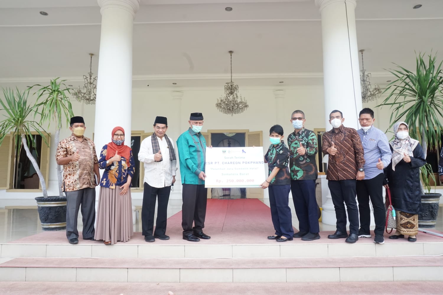 Sekjend CPFI, Andi Magdalena Siadari, menyerahkan bantuan kepada Gubernur Sumbar Mahyeldi, di Istana Kompleks Gubernuran, Jumat (4/3/2022).