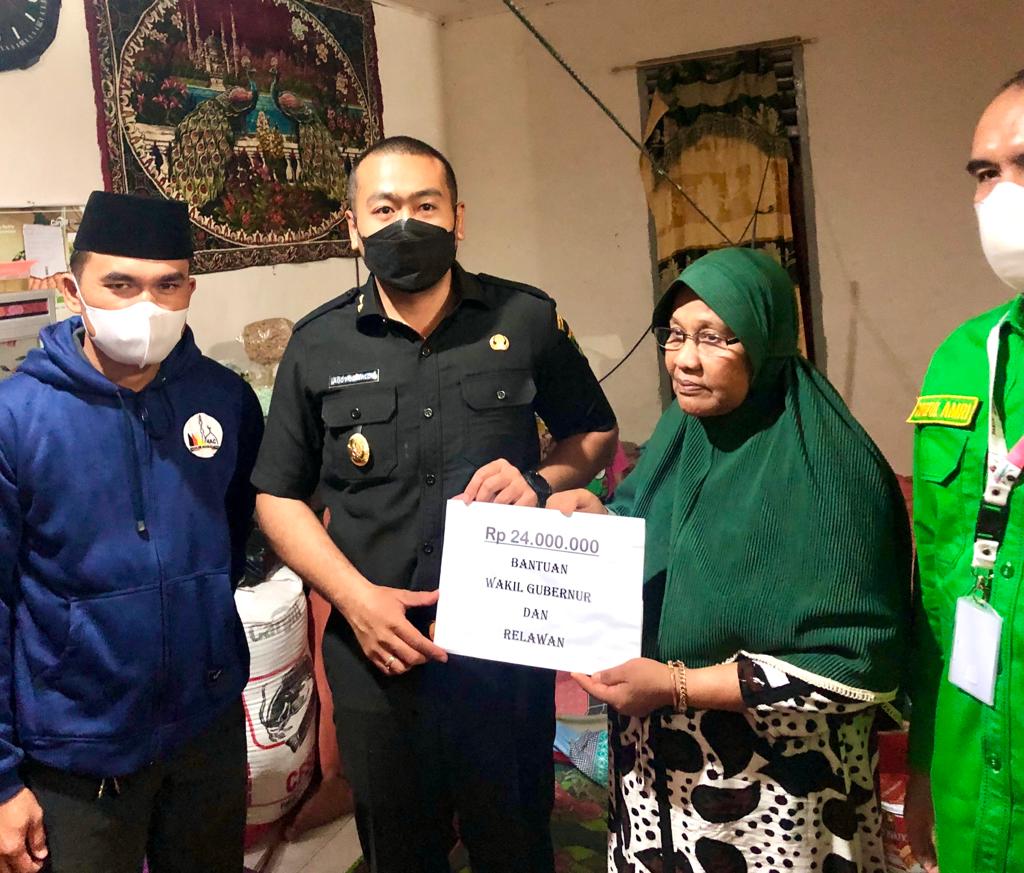 Bantuan Wagub Sumbar dan relawan Agam diserahkan kepada Nenek Safa, Jumat (4/3/2022).