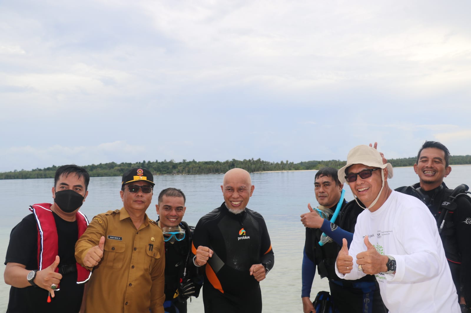 Gubernur Sumbar Mahyeldi, menikmati keindahan alam bawah laut di Kepulauan Mentawai, tepatnya di Awera Beach, kawasan konservasi perairan bungo rayo, Pulau Simakakang, Sipora, Senin (7/3/2022).