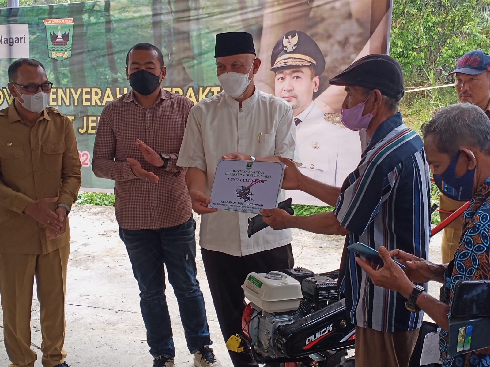Gubernur Sumbar Mahyeldi Ansharullah menyerahkan Alsintan Traktor 3 (tiga) unit kepada petani di lokasi wisata Desa Goisoinan, Kecamatan Sipora, Senin (7/3/2022). 