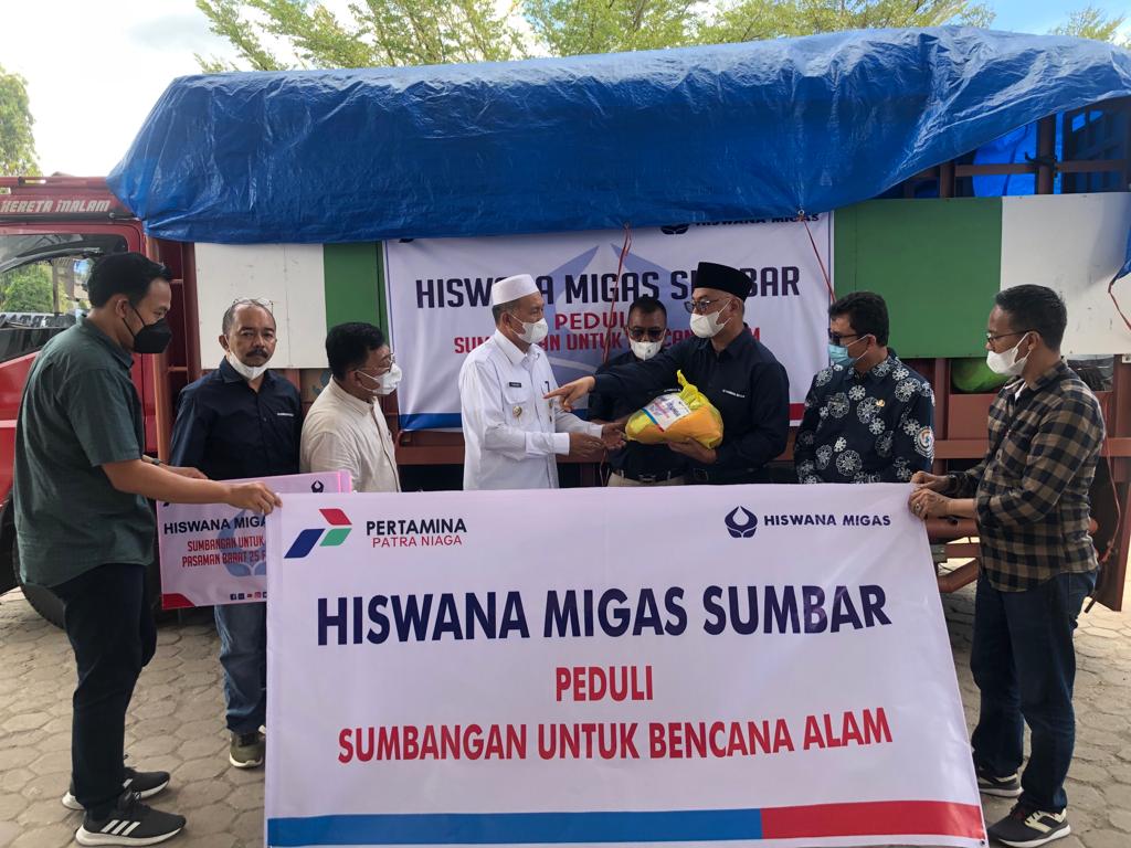 Rombongan Hiswana Migas Sumbar, berada di Pasaman Barat untuk menyerahkan bantuan bagi korban gempa, Kamis (10/3/2022).
