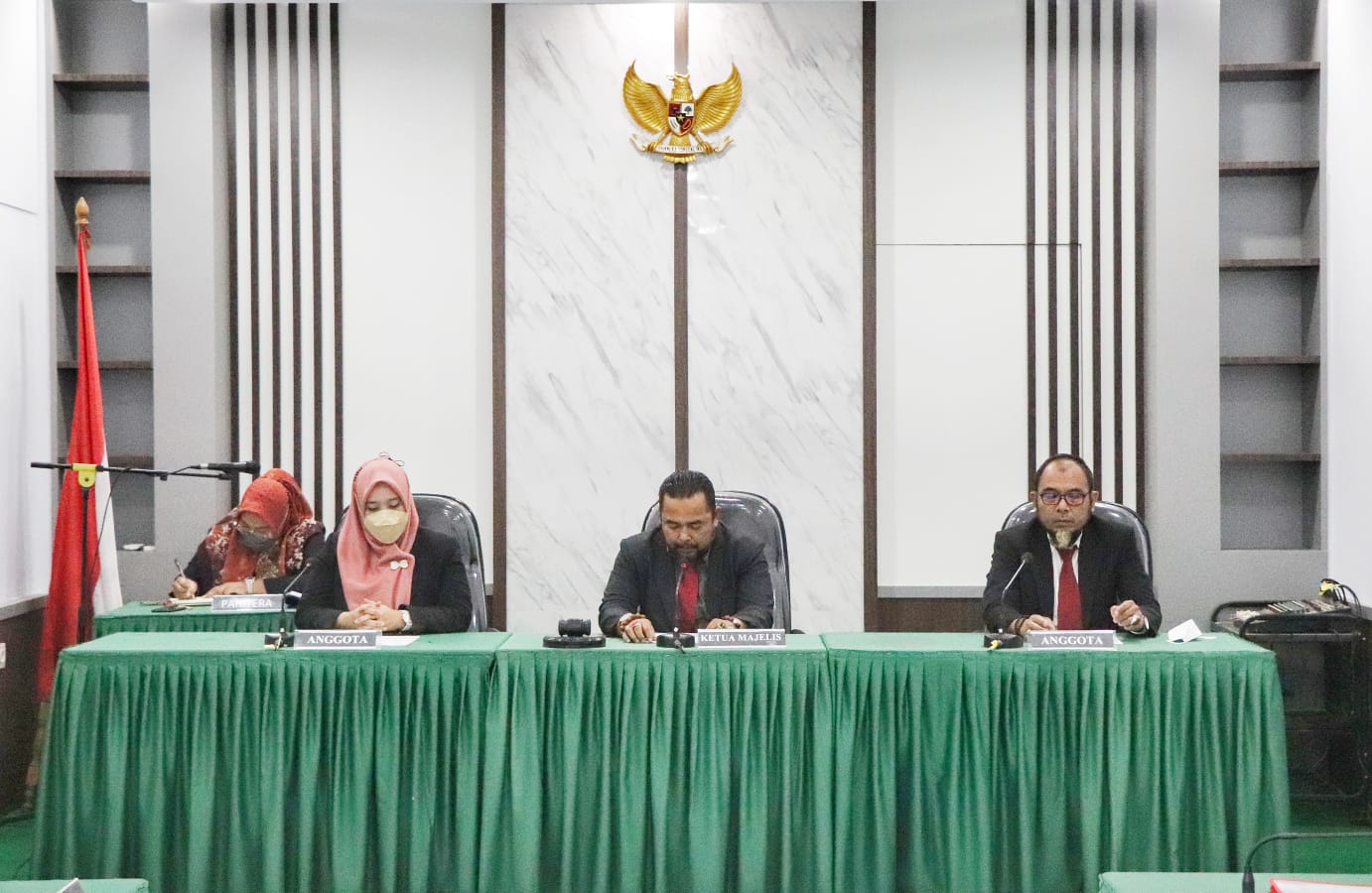 Ketua Majelis Komisioner, sidang SIP,  Adrian Tuswandi dan Anggota Majelis Komisioner Tanti Endang Lestari dan Arif Yumardi, Jumat (11/3/2022) di Padang. 