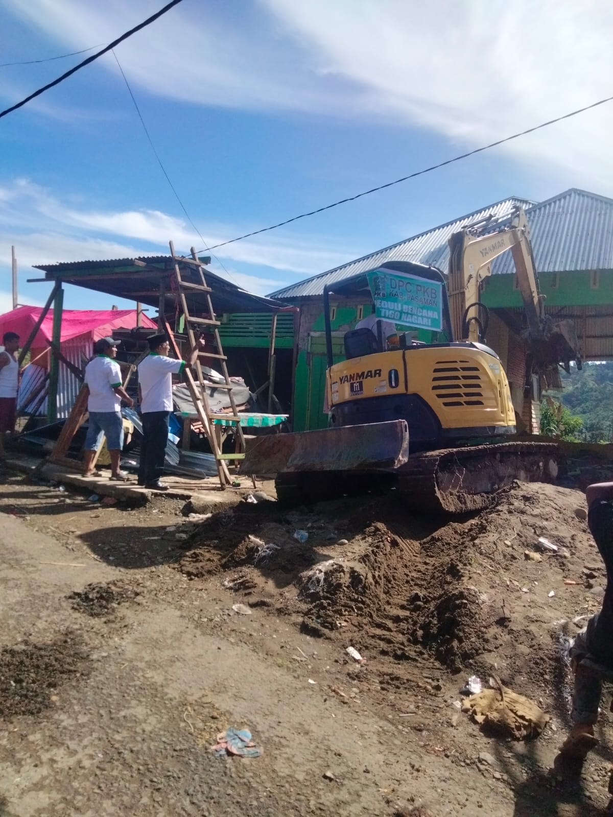 PKB Pasaman kerahkan 4 unit exavator untuk pembersihan sisa gempa Malampah.