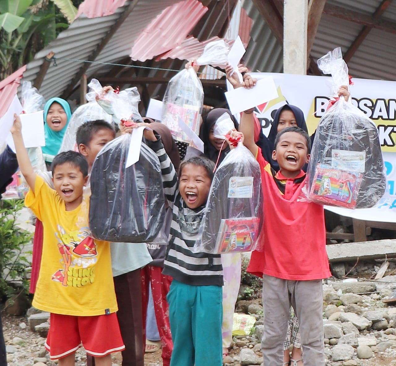 Mereka anak-anak keluarga korban bencana gempa Pasaman, kembali ceria ingin bersekolah setelah menerima paket belajar yang disalurkan JPS, Minggu (13/3/2022).