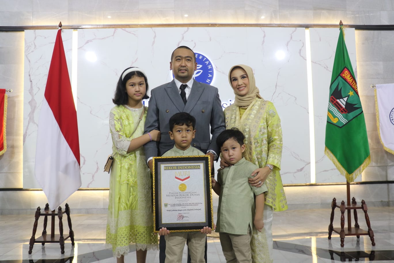 Wakil Gubernur Sumbar, Audy Joinaldy, bersama keluarga dengan plakat rekor MURI sebagai pejabat dengan 7 gelar yang diraihnya, Rabu (16/3/2022) di Bogor, Jabar.