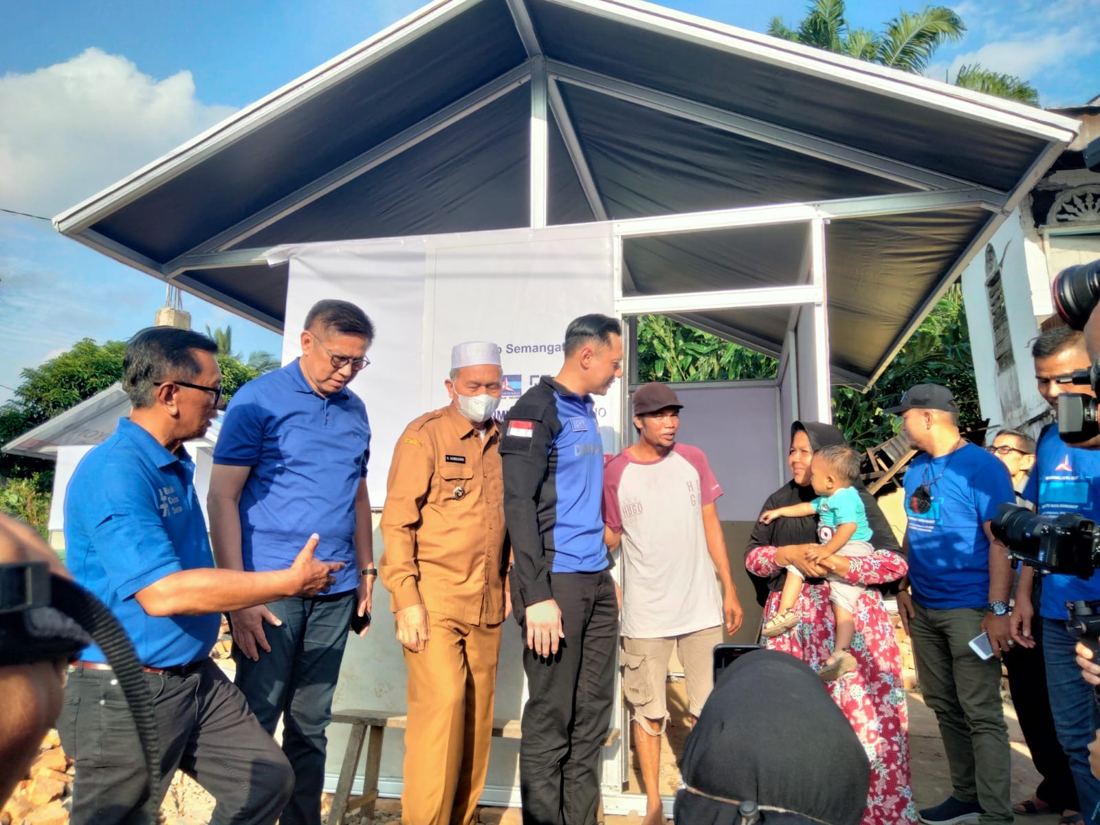 AHY menyerahkan Huntara bantuan Demokrat yang sudah selesai kepada warga disaksikan Bupati Pasaman Barat, Hamsuardi, Senin (21/3/2022).