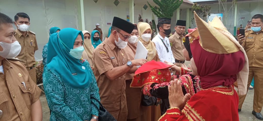 Kepala Dinas PMN Agam, Asril, saat membuka Bulan Bakti Dasawisma VI dan BBGRM XIX, Senin (21/3/2022).