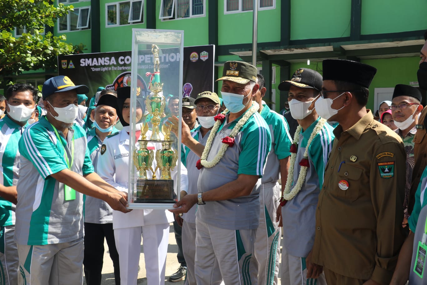 Mahyeldi saat membuka Smansa Competition Gubernur Cup III Tahun 2022, di Aula SMAN 1 Solok Selatan, Selasa (22/3/2022).