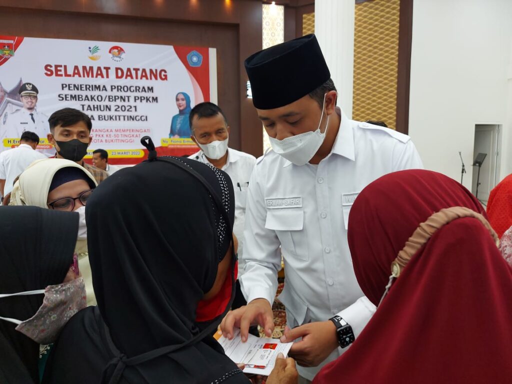 Wali Kota Bukittinggi, Erman Safar, menyerahkan bantuan sembako BPNT kepada penerima manfaat, Rabu (23/3/2022).