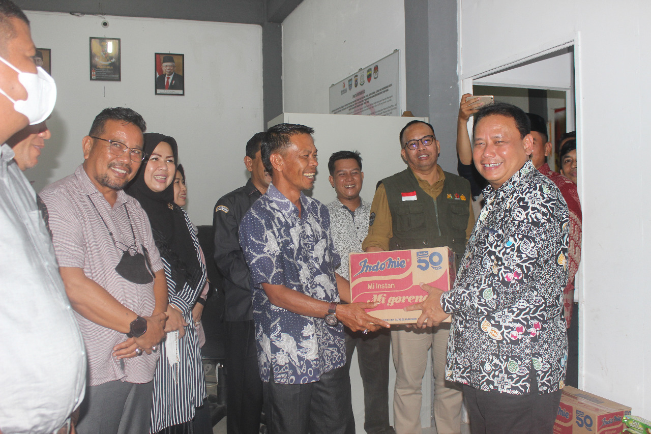 Penyerahan bantuan Bawaslu RI secara simbolis untuk korban gempa dari kalangan Bawaslu Pasaman dan Pasaman Barat, Rabu (23/3/2022) malam.