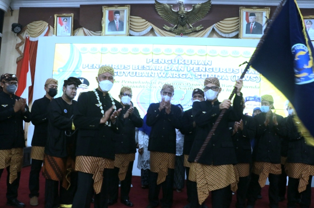 Gubernur Sumatera Barat, Buya Mahyeldi mengukuhkan pengurus besar dan pengurus daerah Paguyuban Warga Sunda (PWS) periode 2021-2025, Minggu (27/3/2022) di Padang.