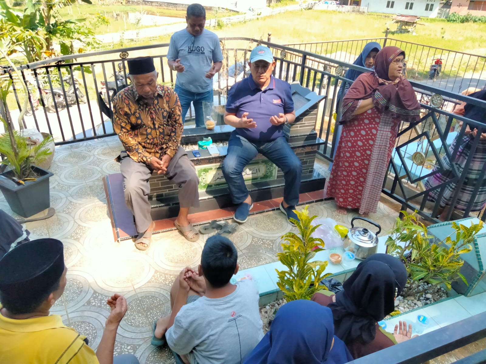 Penghulu Kaum Suku Panai Pulau Sawah Painan Drs. H. Syafrizal Ucok, MM Datuak Nan Batuah (tengah), bersama kaumnya doa bersama setelah bersih-bersih pusara, Minggu (27/3/2022).