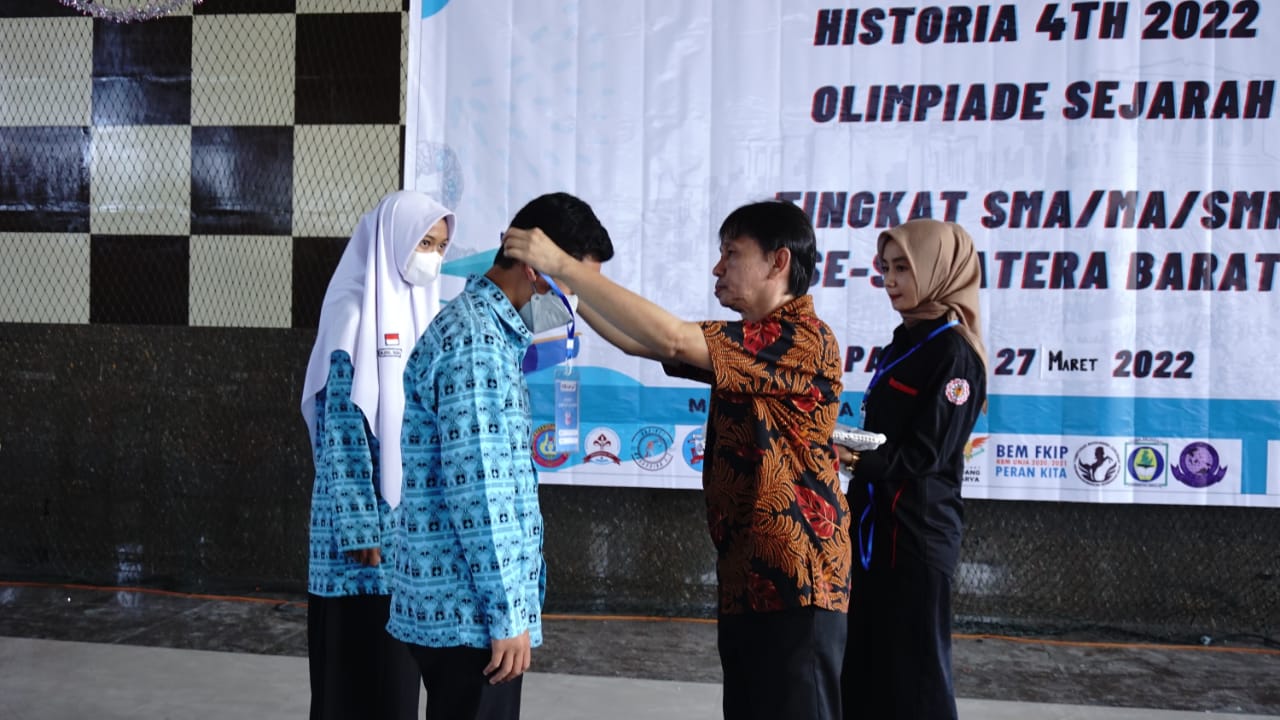 Pelaksanaan Olimpiade Sejarah untuk siswa SMA/SMK/MA sederajat tingkat Sumatera Barat di Gelanggang Olahraga (GOR) Fakultas Ilmu Keolagragaan (FIK) UNP, Minggu (27/3/2022).