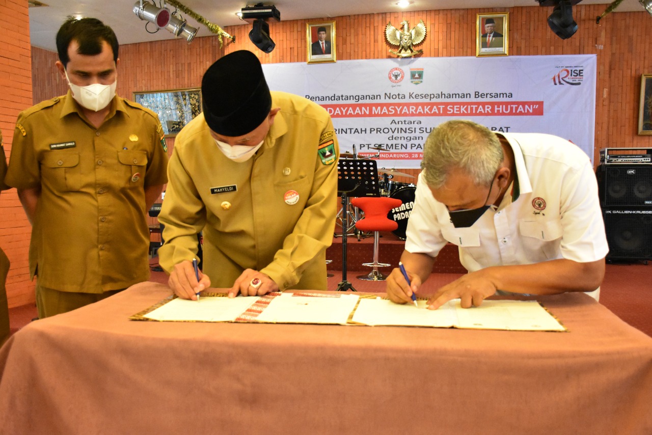 Gubernur Sumbar, Mahyeldi dan Plt. Dirut PT Semen Padang, Asri Mukhtar, menandatangani Nota Kesepahaman Bersama, Senin (28/3/2022) di Padang.
