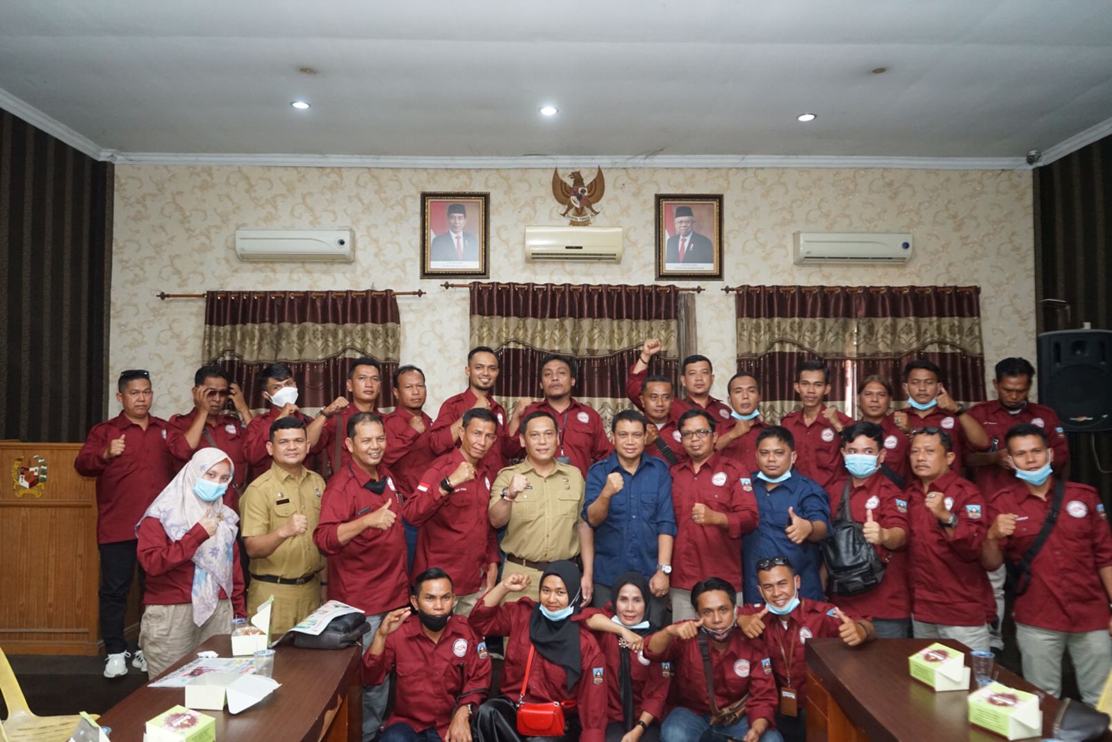 Wartawan bersatu bersama Kadis Kominfo Kabupaten Dharmasraya dan Kadis Kominfo Kota Medan, saat foto bersama sesuai sharing informasi.