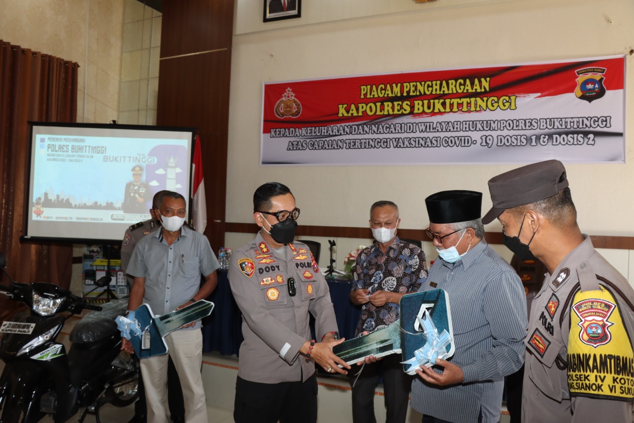 Kapolres Bukittinggi Akbp Dody Prawiranegara, SH., S.I.K., MH, menyerahkan piagam dan penghargaan, Sabtu (2/4/2022).