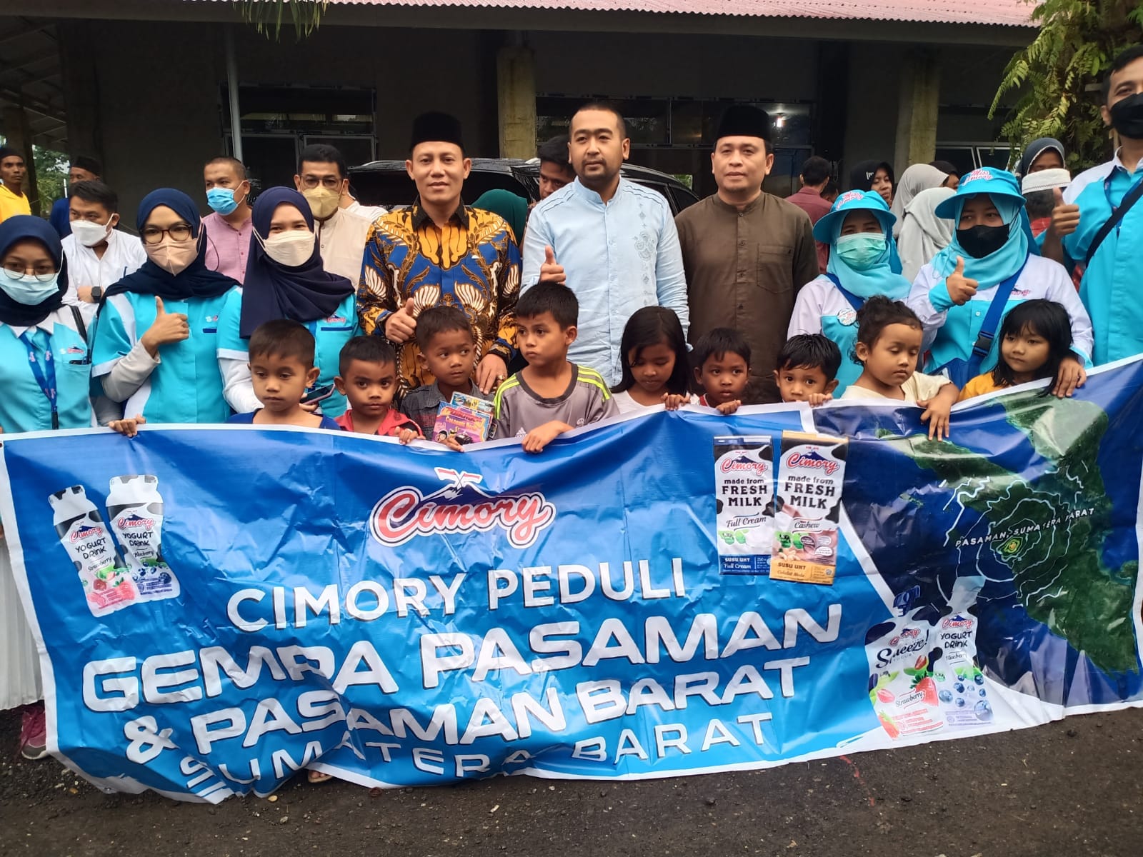 Wakil Gubernur Sumatera Barat, Audy Joinaldy bersama rombongan menyerahkan bantuan berupa 500 karton produk susu dari PT Cimory Group, Minggu (3/4/2022).