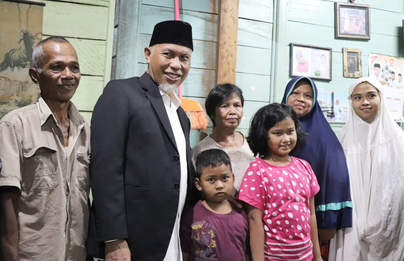 Gubernur Sumbar, Mahyeldi, singgah sahur ke rumah keluarga A. Hariyanto di Air Keruh, Desa Durian II, Kec. Baringin, Kota Sawahlunto, Selasa (5/4/2022).