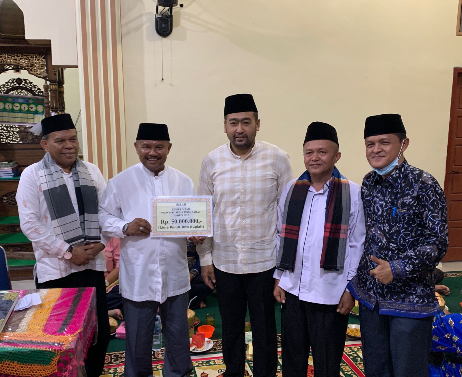 Wagub Audy Joinaldy menyerahkan bantuan untuk masjid Raya Sungai Pua, Rabu (6/4/2022).
