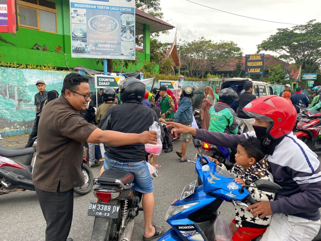 Pemko dan Baznas Bukittinggi bagi Takjil gratis selama Bulan Ramadhan 1443 H. Kamis (7/4/2022) dimulai pembagian. 