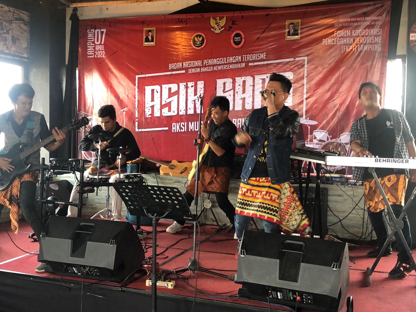 Penampilan peserta Asik Bang, Festival Musik BNPT di Pringsewu Lampung, Kamis (7/4/2022).