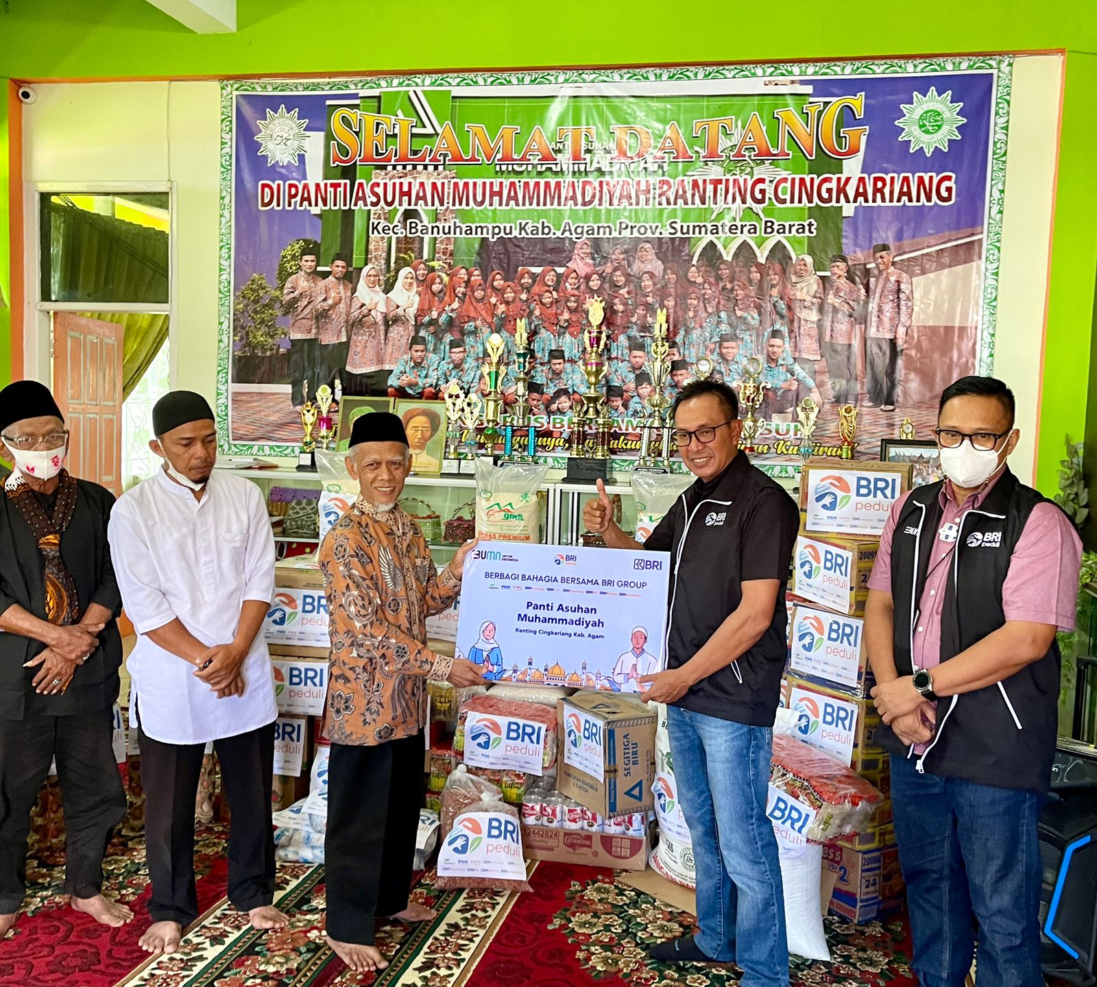 Direktur BRI menyerahkan bantuan untuk panti asuhan Muhammadiyah Ranting Cingkariang Kab Agam.