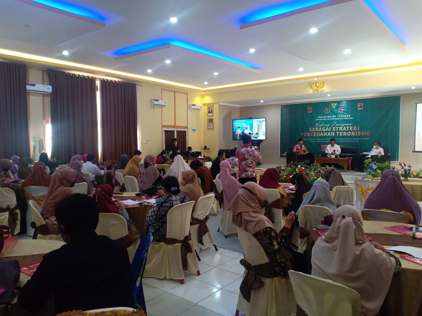 Suasana Training of Trainer (ToT) Guru Pelopor Moderasi Beragama di Sekolah, di Aula SMAN 4, Jalan Pemuda Nomor 30 Tanjungpinang, Rabu (8/4/2022).