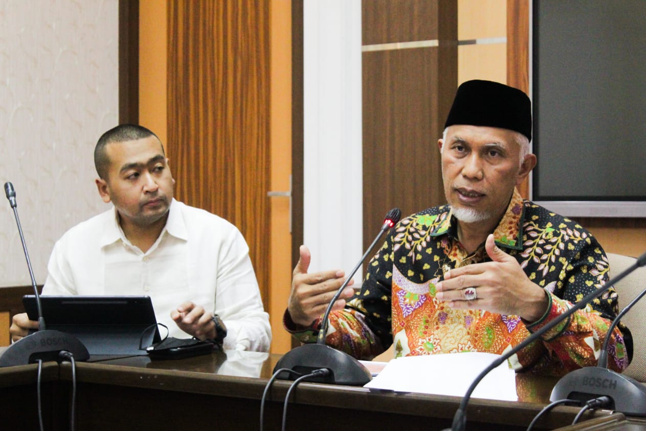 Gubernur Sumbar Buya Mahyeldi (kanan) dan Wagub Audy Joinaldy, memimpin Rapat Koordinasi dalam rangka kesiapan menghadapi mudik Hari Raya Idul Fitri 1443 H/2022, Jumat (15/4/2022) di Padang.