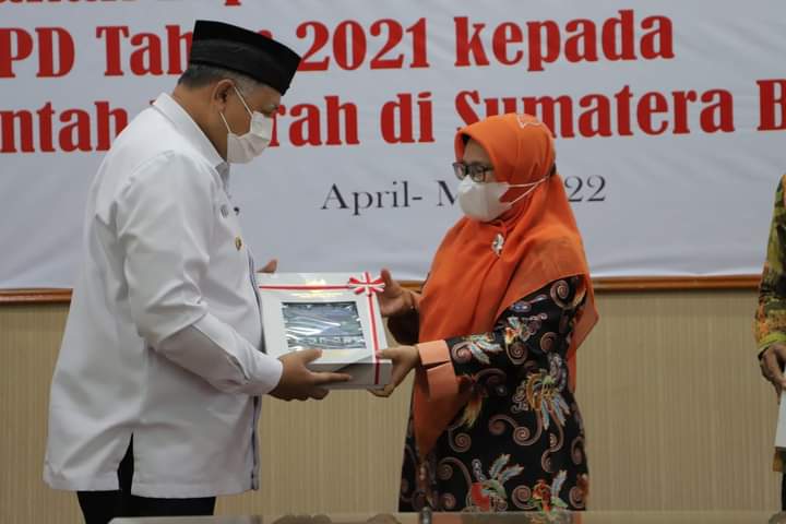 Wali Kota Solok Zul Elfian Umar menerima Opini WTP dari Kepala BPK Perwakilan Sumbar Yusna Dewi.