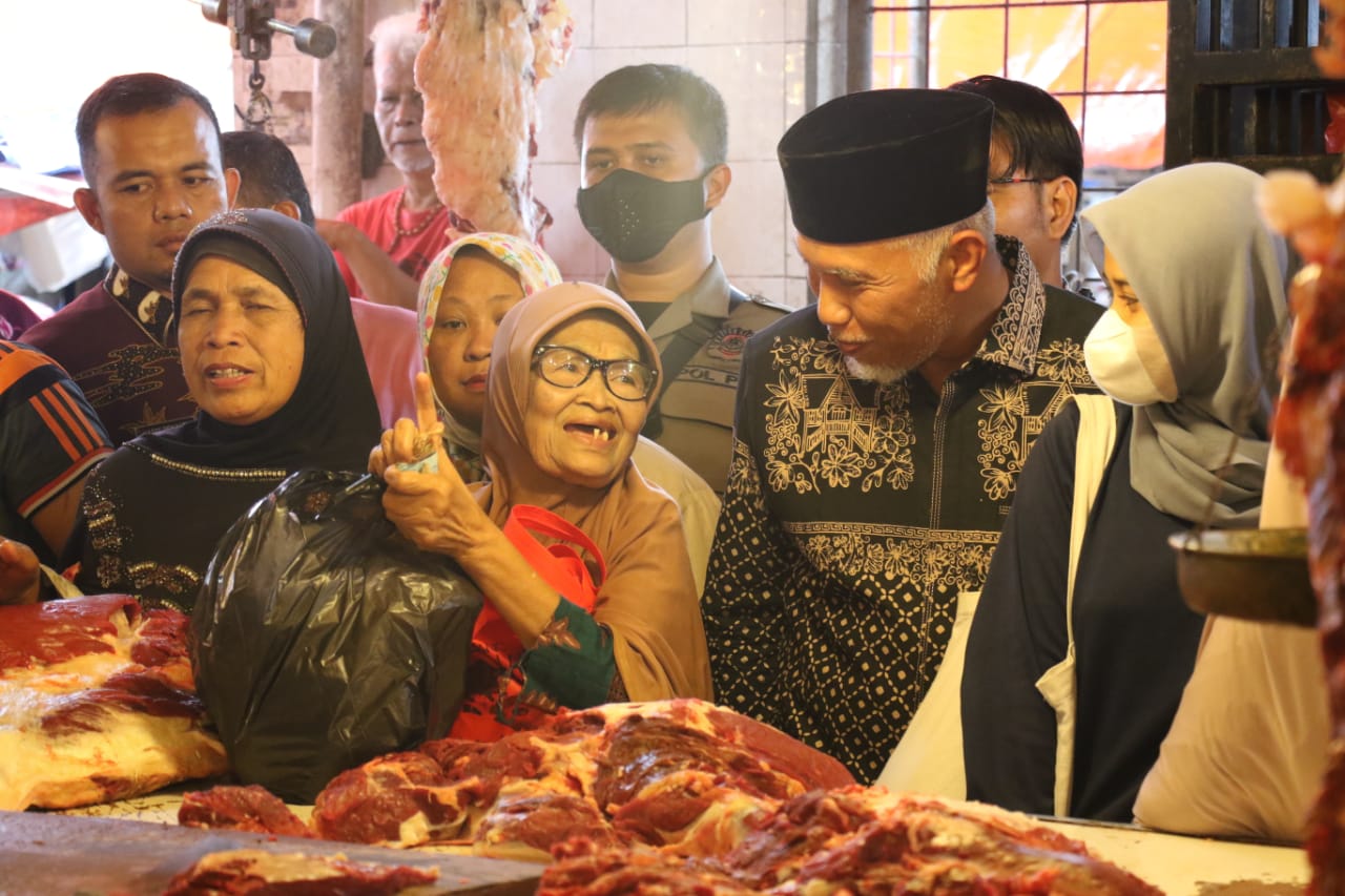 Gubernur Sumbar Mahyeldi usai melakukan inspeksi mendadak (sidak) di Pasar Bawah Bukittinggi, Kamis (28/4/2022).