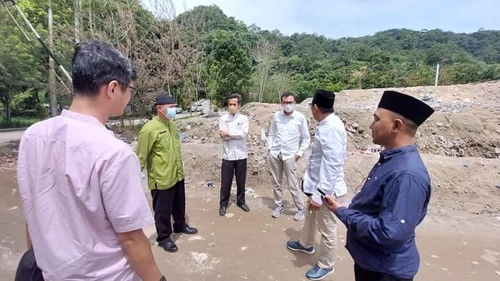 WH8 didampingi Kadis Perkim Alvi Sena saat meninjau TPA Sungai Andok, Jumat (13/5/2022) siang kemaren.
