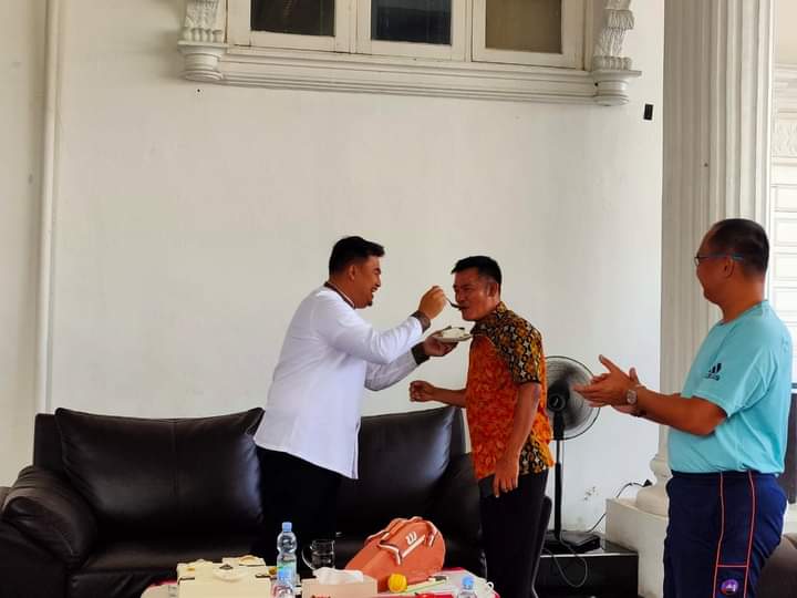 Bupati Dharmasraya Sutan Riska Tuanku Kerajaan, memberikan kue Ultahnya kepada tokoh masyarakat, H. Amrizal Dt Rajo Medan, S. Sos., yang juga mantan Wakil Bupati Dharmasraya Periode 2016-2021