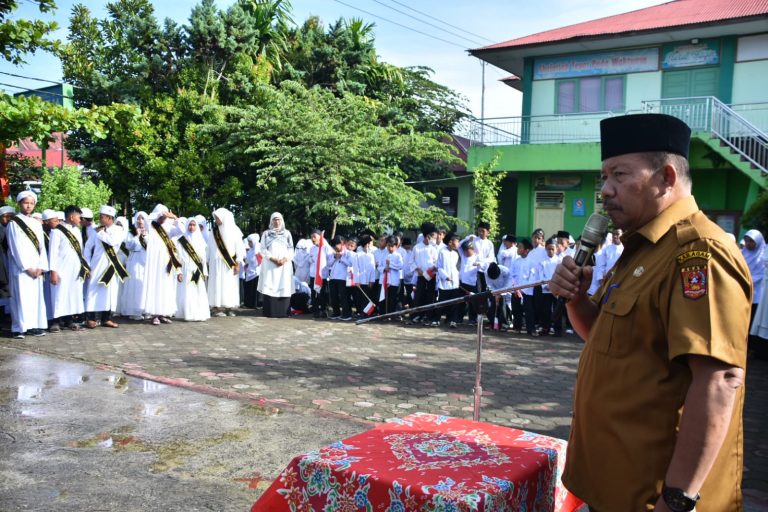 Bupati Agam, Dr H Andri Warman saat melepas pawai wisuda tahfiz di SDN 14 Pincuran VII Pasia