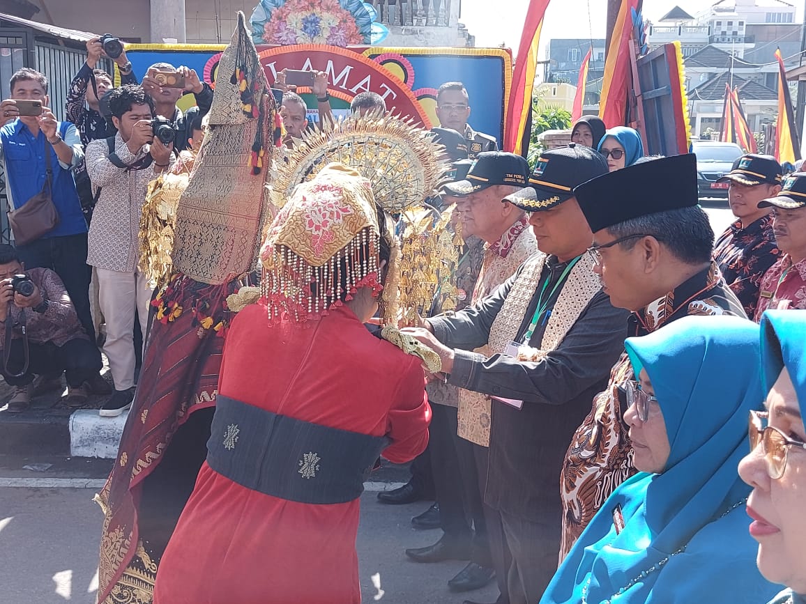 Foto Tim Penilai Kelurahan Berprestasi Sumatera Barat di Jel.Kubu Vulai Bancah Bukittinggi Kamis (16/06/2022)