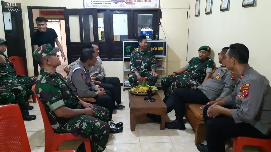Foto Polsek Tilatang Kamang Polres Bukittinggi Dikejutkan Dengan Kedatangan TNI