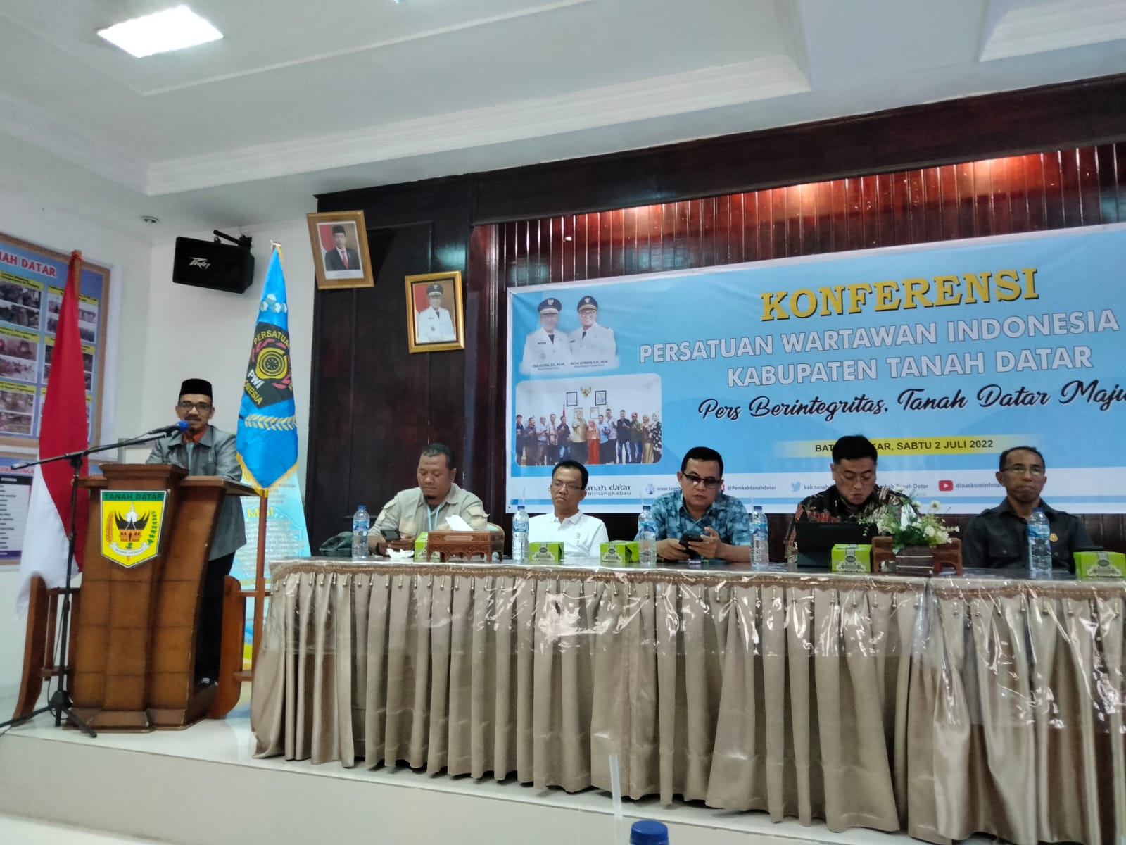 Ketua PWI Sumbar, Heranof Firdaus, memberikan sambutan saat Konferensi PWI Tanah Datar, Sabtu (2/7/2022).