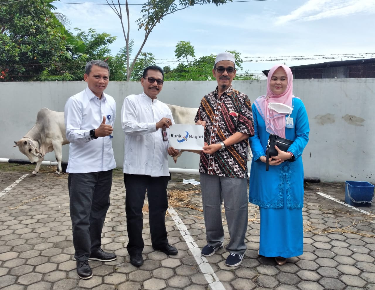Dari kiri ke kanan Pemimpin Divisi Sekretaris Perusahaan Bank Nagari Idrianis, Direktur Utama Bank Nagari Muhamad Irsyad, Ketua PWI Sumbar Heranof Firdaus dan Humas Bank Nagari Intan Evannita Evandry, saat penyerahan sapi kurban, Jumat (8/7).