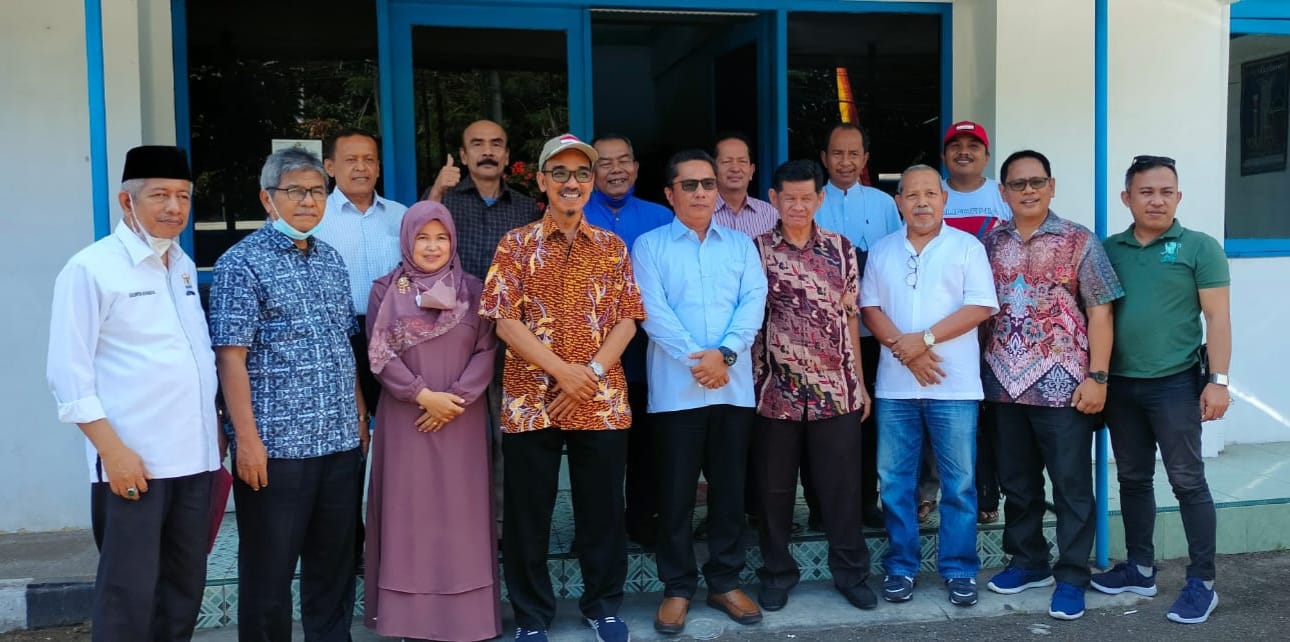 Pj Bupati Kepulauan Mentawai, provinsi Sumbar, Martinus Dahlan bersama pengurus PWI Sumbar, Sabtu (16/7/2022).