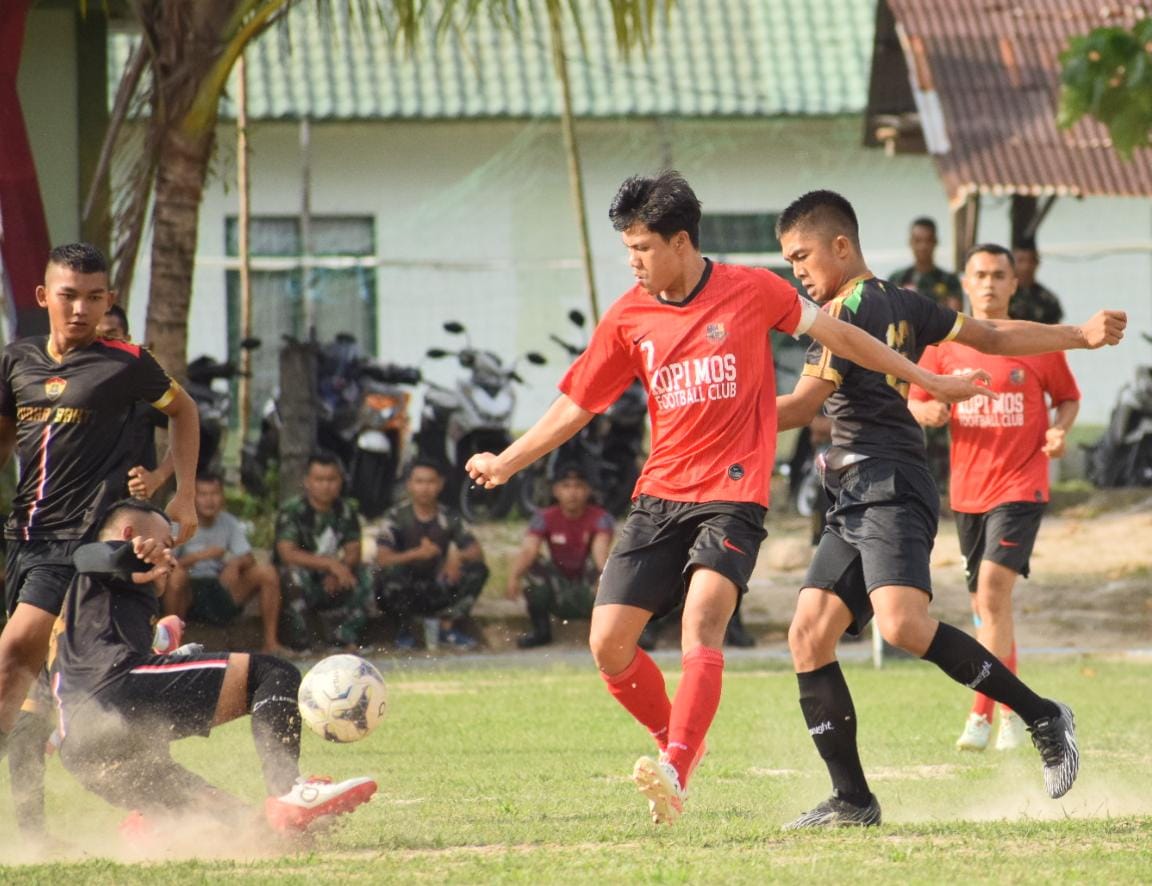 Chaerul Amin (Merah), Kapten Kopi Mos Saat Berduel Dengan Pemain PS AD Yudha Sakti, Sabtu (23/07/2022)