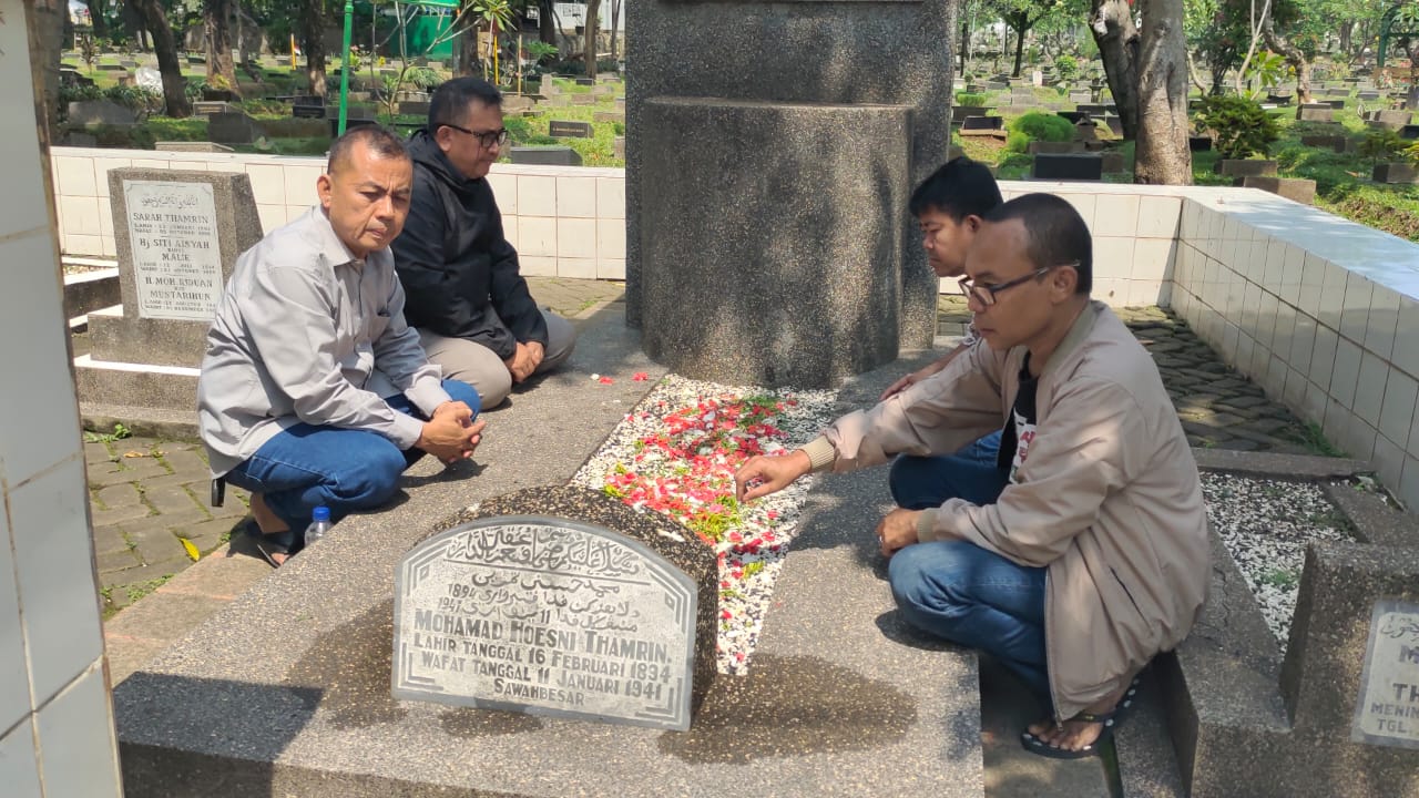 Pengurus PWI Jaya, ziarah ke makam pahlawan MH. Thamrin, Selasa (26/7/2022). Foto rilis.
