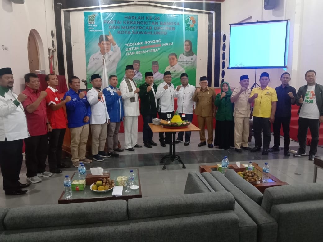 Pemotongan Tumpeng Bersama Pimpinan Parpol Dalam  Harlah PKB ke 24 DPC PKB Kota Sawahlunto, Senin (1/8)