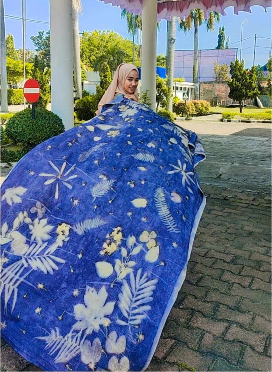 Hasil jadi Eco print yang sangat indah berbasis bahan alami.