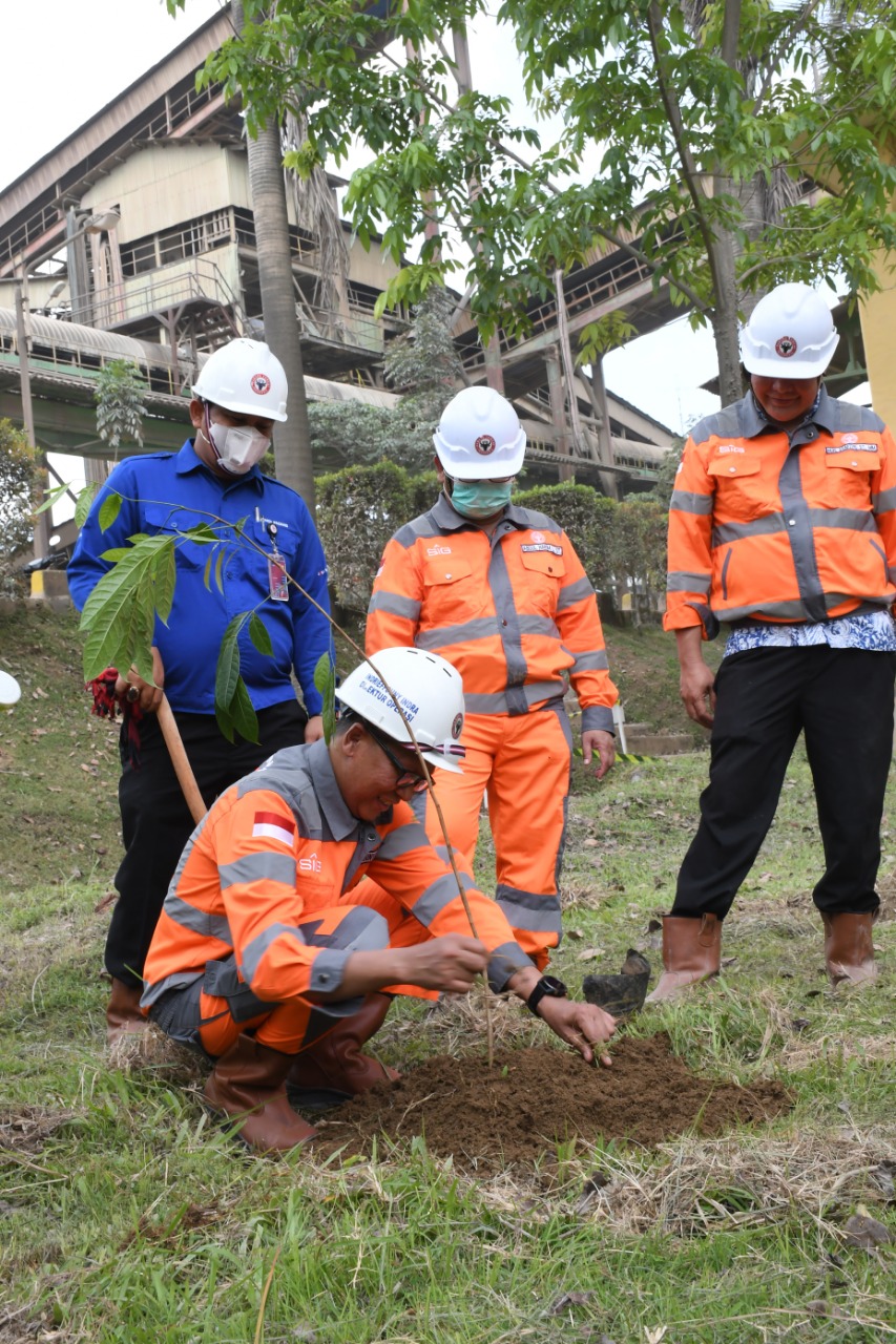 Direktur Operasi PT Semen Padang Indrieffouny Indra melakukan penanaman pohon di  area  rawmill Indarung V Jumat (19/08/2022). Tahun 2022 ini ditargetkan ditanam sebanyak 1000 pohon di area pabrik PT Semen Padang.