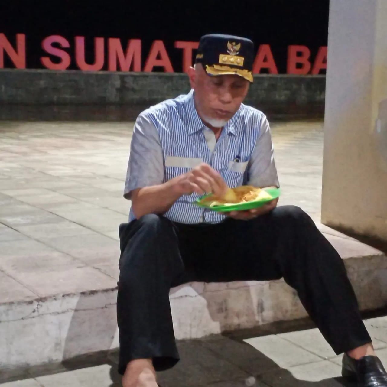 Gubernur Sumbar, Buya Mahyeldi, nikmat mencicipi karupuak leak di Pantai Padang, Sabtu (27/8/2022) malam.