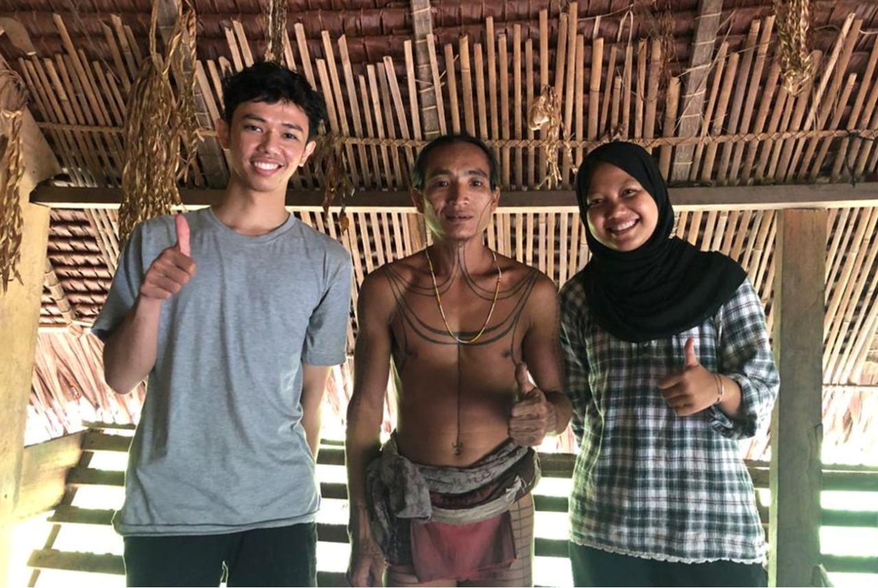 Amman Sasali, foto bersama diantara tim peneliti mahasiswa Filsafat UGM Aza Khiatun Nisa  dkk. Foto : dok Muharyadi.