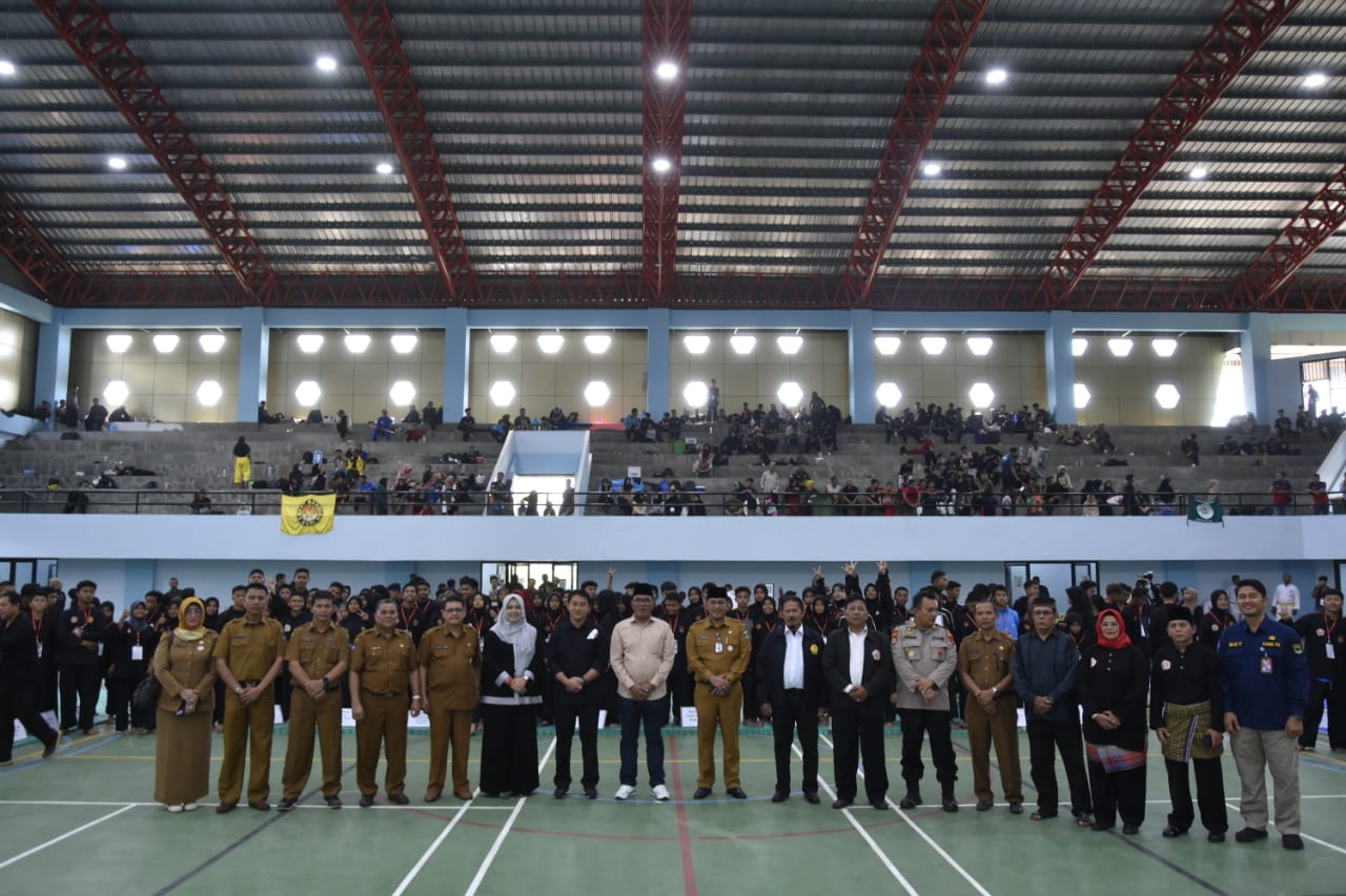 Ketua DPRD Sumbar, Supardi, yang juga Ketua Umum IPSI Sumbar (tengah) setelah membuka Kejurnas Pencak Silat, Selasa (6/9/2022) di Payakumbuh. 